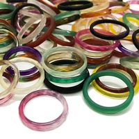 Bagues en pierres précieuses facettées de tailles aléatoires, bagues en agate naturelle de couleurs mélangées pour la vente en gros de bijoux