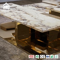 Table basse de luxe multi-niveaux en métal avec dalles de pierre empilées et colonnes dorées – Solution complète pour l'ameublement de salons de villas