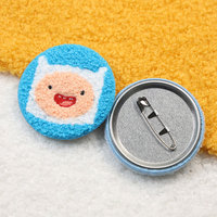 Badge personnalisé en peluche brodée, motif dessin animé mignon, avec attache papillon – Cadeau promotionnel créatif