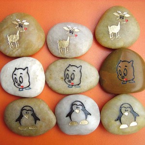 Op maat gemaakte, volledig gegraveerde, hoogglans gepolijste gemengde rivierkiezelsteen, gepersonaliseerde buiten decoratie steen - Product Image 1
