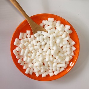 Base de savon biodégradable à faire fondre et à verser avec des options de couleur personnalisées en granulés ou en rouleaux - Product Image 1