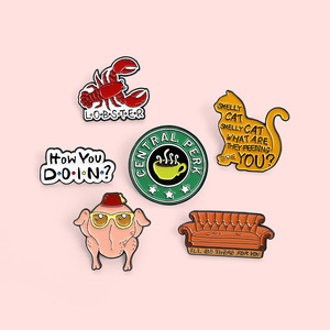 Broche creativo de la serie de TV Americana Friends, broche de Metal de dibujos animados, langosta, en forma de sofá, broche del alfabeto, pines - Product Image 1