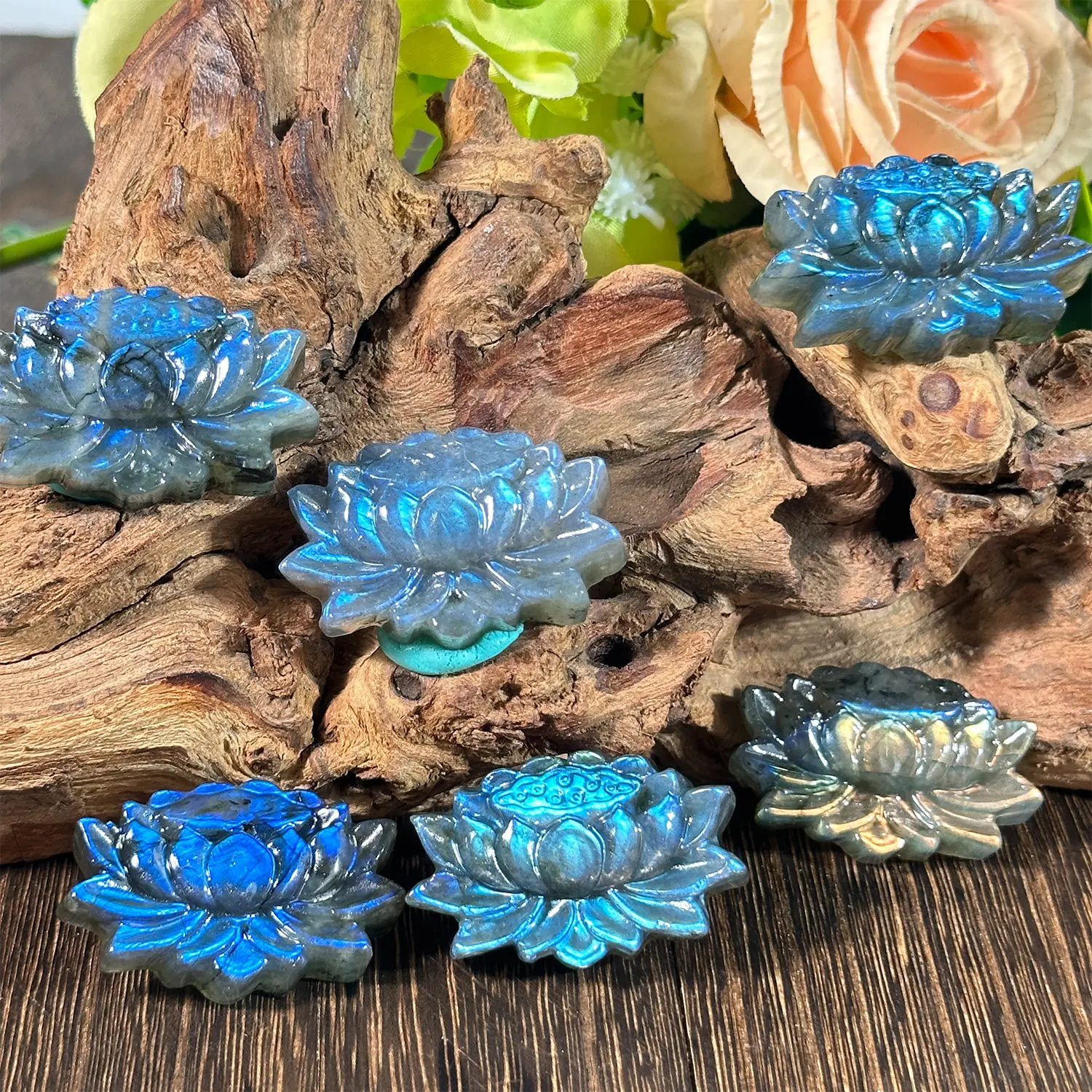 Bulk Hotsale Natuurlijke Hoge Kwaliteit Hand Gesneden Kleine Bloem Labradoriet Blauwe Flash Lotus Kop Houtsnijwerk Voor Decoratie