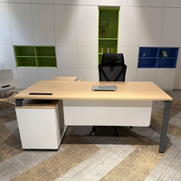 Bureau de direction moderne et durable avec pieds en métal et design à panneaux, bureau de luxe en bois pour PDG