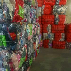 उच्च गुणवत्ता वाले दूसरे हाथ के ब्रांड कपड़ों के बंडल में कपड़े की फैशन ड्रेस मिश्रित कपड़े की बेल का इस्तेमाल किया गया महिलाओं और कपड़े थोक - Product Image 3