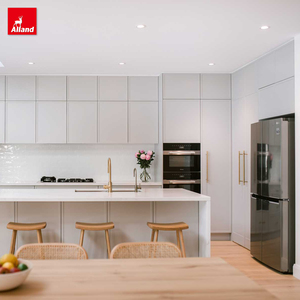 Lemari Dapur Mewah Modular Modern dengan Panel Shaker, Gagang Kuningan Alland Gold, Finishing Putih Laminasi, untuk Meja Makan - Product Image 1