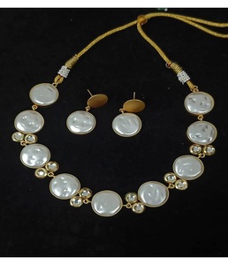 Elegante conjunto de collar ovalado chapado en oro con pedrería Kundan para mujer, con acabado similar a la perla blanca, joyería étnica nupcial. - Product Image 1