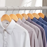 Cintres en bois massif naturel avec encoches pour les épaules, barre pour pantalons et crochet pivotant à 360 degrés pour chemises, manteaux et costumes