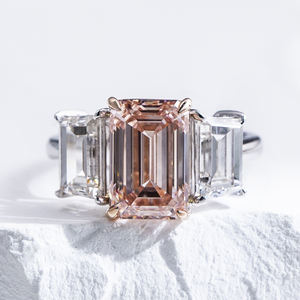 Anillo de compromiso Messi Jewelry MSR-1644 de oro de 18 quilates con tres piedras de corte esmeralda y diamante rosa cultivado en laboratorio - Product Image 1