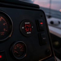 Voltímetro y Amperímetro LED Rojo/Azul con Carcasa de Nailon Ignífuga DAMAVO Personalizado para Monitoreo Eléctrico de Autos, Motos y Barcos