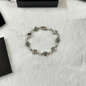Bracelet en alliage de cuivre pour hommes et femmes, style délicat et élégant, motif dés, vente en gros d'usine - Product Image 4