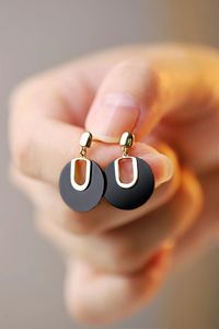 ต่างหูรูปตัวยูทองคำ 18K ยี่ห้อซินฟลายประดับด้วยหินออนิกซ์สีดำ - Product Image 2