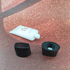 Tube en plastique blanc de luxe Sacinlea Vc pour lavage du visage, blanchissant et hydratant, avec double bouchon à vis ovale - Product Image 4