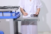 Chariot médical compact et moderne en ABS pour hôpital, avec armoires à médicaments empilables et pliables, et bac à déchets pliable pour clinique dentaire