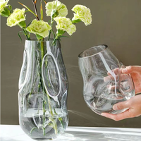 Vase de table en verre soufflé sur mesure, forme géométrique irrégulière, contemporain, fait main