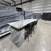 Table de bar en marbre bleu Serpeggiante naturel 1800x600mm, piédestal en pierre cannelée, finition brillante, monolithique, vente en gros pour bars et hôtels