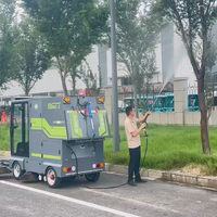 Balayeuse autoportée commerciale à batterie lithium, avec vidage automatique, grande benne à déchets et pulvérisation d'eau haute pression