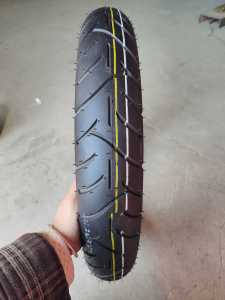 Venta al por mayor de fábrica: Neumáticos de motocicleta sin cámara de alta calidad para vehículos de calle, medidas 90/90-10 y 90/90-17 - Product Image 4