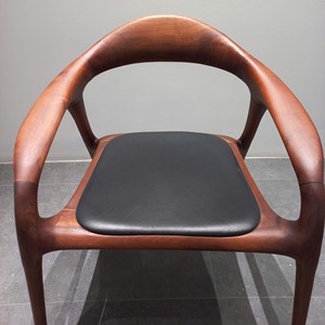 Fauteuil d'appoint en bois de noyer massif de qualité supérieure, accoudoirs incurvés, finition à grain ouvert, mobilier contemporain pour la maison et les centres de villégiature PISANO - Product Image 1