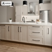 Armoire de cuisine sur mesure, portes en chêne blanc, design modulaire, aménagement en îlot et rangement coulissant, structure en MDF