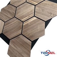 Panneaux acoustiques en bois de chêne hexagonaux hétéromorphes Akupanel, insonorisants pour plafond et mur, design contemporain, sur mesure