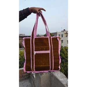 Bolsa de lona acolchada de algodón hecha a mano con estampado tradicional en bloques, elegante, duradera, ligera y espaciosa para viajes. - Product Image 2