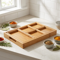 Plateau rectangulaire classique en bois de bambou laqué avec design combiné à 5 compartiments pour le stockage de fruits secs, de collations, de sucre et de tasses à thé