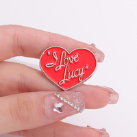 I Love Lucy esmalte Pin programa de televisión clásico corazón rojo broche solapa insignia joyería regalo para amigos al por mayor