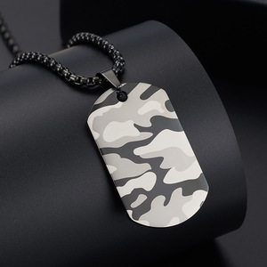 Pendentif militaire camouflage en acier titane noir, blanc et gris, tendance et unique pour homme, personnalisable et de niche - Product Image 2