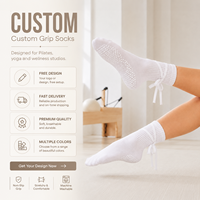 Chaussettes de yoga côtelées blanches personnalisées pour femmes avec sangle enveloppante et nœud, semelle antidérapante personnalisée pour Pilates et Barre
