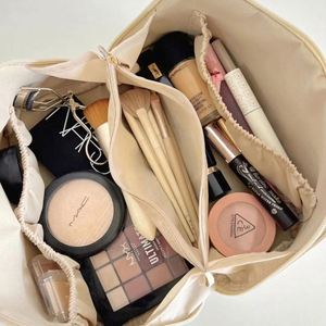 กระเป๋าเครื่องสำอางแบบพกพาสำหรับผู้หญิง ขนาดใหญ่ ผลิตจากวัสดุ PU  แบบเปิดได้ราบ พร้อมซิป  สำหรับสุภาพสตรี - Product Image 4