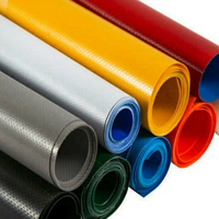 Les rouleaux de bâche en polyester enduit de PVC durable et robuste de 900gsm conviennent aux couvertures de camion et aux rideaux latéraux.