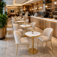 Table ronde en marbre blanc, chaises de salle à manger rembourrées crème, base en piédestal doré, ensemble de restaurant, mobilier commercial personnalisable, OEM