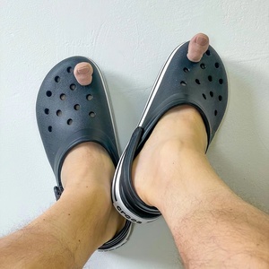 Nouvelles décorations pour sandales et chaussures à trous, breloques amusantes en forme de pouce levé pour enfants et adultes - Product Image 2