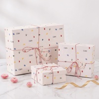 Boîte cadeau rectangulaire personnalisable multi-tailles en papier rigide recyclé avec finition brillante et gaufrage, motif dessin animé minimaliste