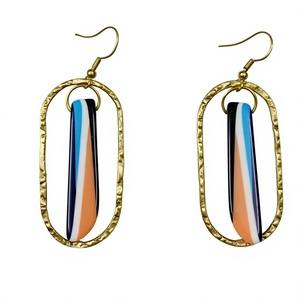 Boucles d'oreilles pendantes pour femmes, style rétro, grandes boules en laiton plaqué or, résine blanche crémeuse, bijoux romantiques pour fêtes et mariages - Product Image 2