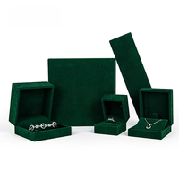 Boîte à bijoux carrée en velours vert foncé avec logo personnalisé, couleur au choix, pour bracelets, colliers, bagues, boucles d'oreilles et pendentifs, adaptée aux besoins de l'acheteur