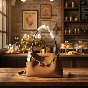 Bolso <span class=keywords><strong>de</strong></span> Hombro <span class=keywords><strong>de</strong></span> Lujo para Mujer 2026: Diseño <span class=keywords><strong>de</strong></span> Cadena y Charms, <span class=keywords><strong>de</strong></span> Ante y Cuero, Ideal para Entrenadoras - Product Image 2