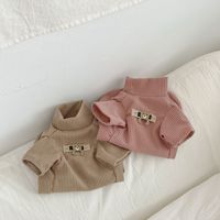 Vente en gros de vêtements mignons pour animaux de compagnie Printemps et été Chemise à deux pattes confortable et respirante Vêtements pour chats en peluche