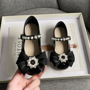 Sapatos de borracha antiderrapante para princesas pretas, sapatos infantis de primavera outono com laço pérola para vestidos de casamento