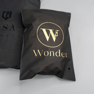 Sac d'emballage refermable en EVA transparent personnalisé avec impression en gravure et logo pour chaussettes et vêtements - Product Image 1