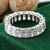 Bague de luxe pour femme en moissanite taille émeraude couleur D VVS1, sertie à griffes, en or blanc 18 carats, avec rangée rectangulaire pavée intégrale, style alliance éternité