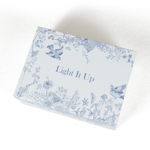 กล่องของขวัญพับได้เคลือบสีน้ำเงินขาวพิมพ์ลายฟอยล์ทองพร้อมริบบิ้นและอุปกรณ์เสริม กล่องบรรจุภัณฑ์แบบชิ้นเดียวสั่งทำพิเศษ - Product Image 3