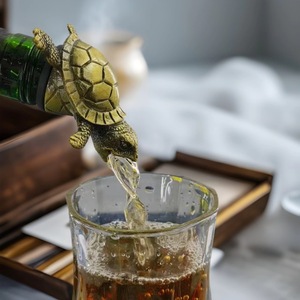Versatore per Vino a Forma di Tartaruga Marina, Tappo per Bottiglia in Metallo con Aeratore e Beccuccio Antigoccia in Gomma per Bottiglie di Vino e Liquori - Product Image 3