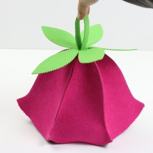 Chapeau de sauna en pure laine de couleur fuchsia électrique avec des feuilles vert néon qui osent affronter la chaleur pour aller plus loin - Product Image 2