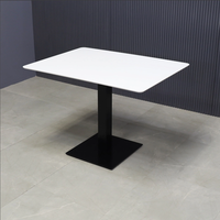 Tables de restaurant pour 4 personnes, tables modernes en surface solide blanche, tables basses carrées brillantes