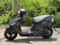 <span class=keywords><strong>Scooter</strong></span> Yamaha Jog 100cc 4 temps d'origine - Design compact, facile à manœuvrer pour le transport urbain - Product Image 4