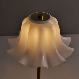 メタルテーブルランプ充電式ナイトライト寝室用高価値ベッドサイドバッテリー電源付きモダンデザイン - Product Image 3
