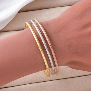 Brazalete Delicado de Acero Inoxidable con Diseño de Letras Chapado en Oro de 18k, Textura Fina, Venta al Por Mayor, Multitono, Regalo de Aniversario para Mujer - Product Image 3