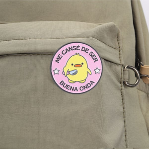 Divertido Set de Broches Esmaltados de Pato Español con Frases: 'Me canso de ser buena persona' para Decoración de Mochilas - Product Image 4
